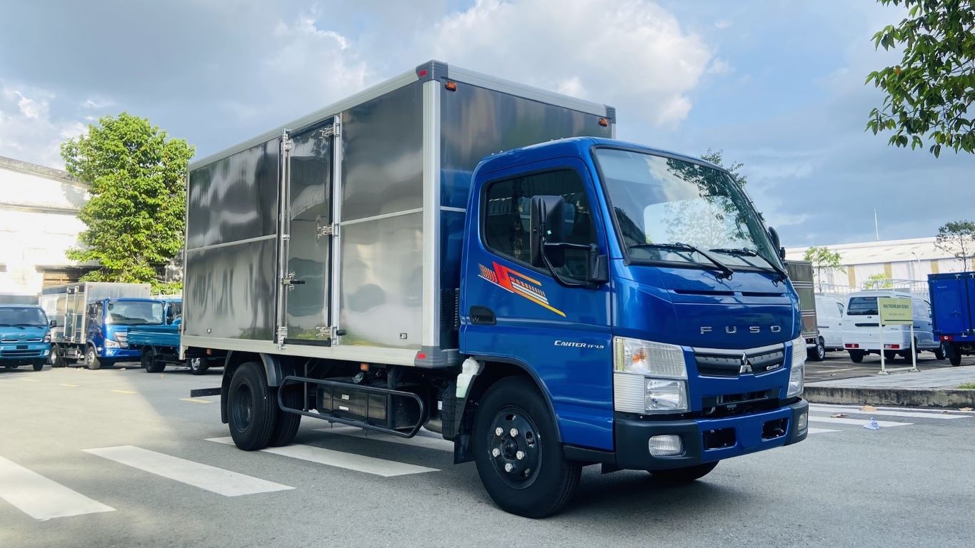 Xe tải Fuso màu xanh - thùng kín